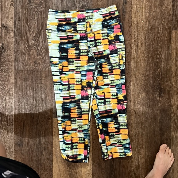 Nike Women’s Crop Tight - Picture 2 of 3